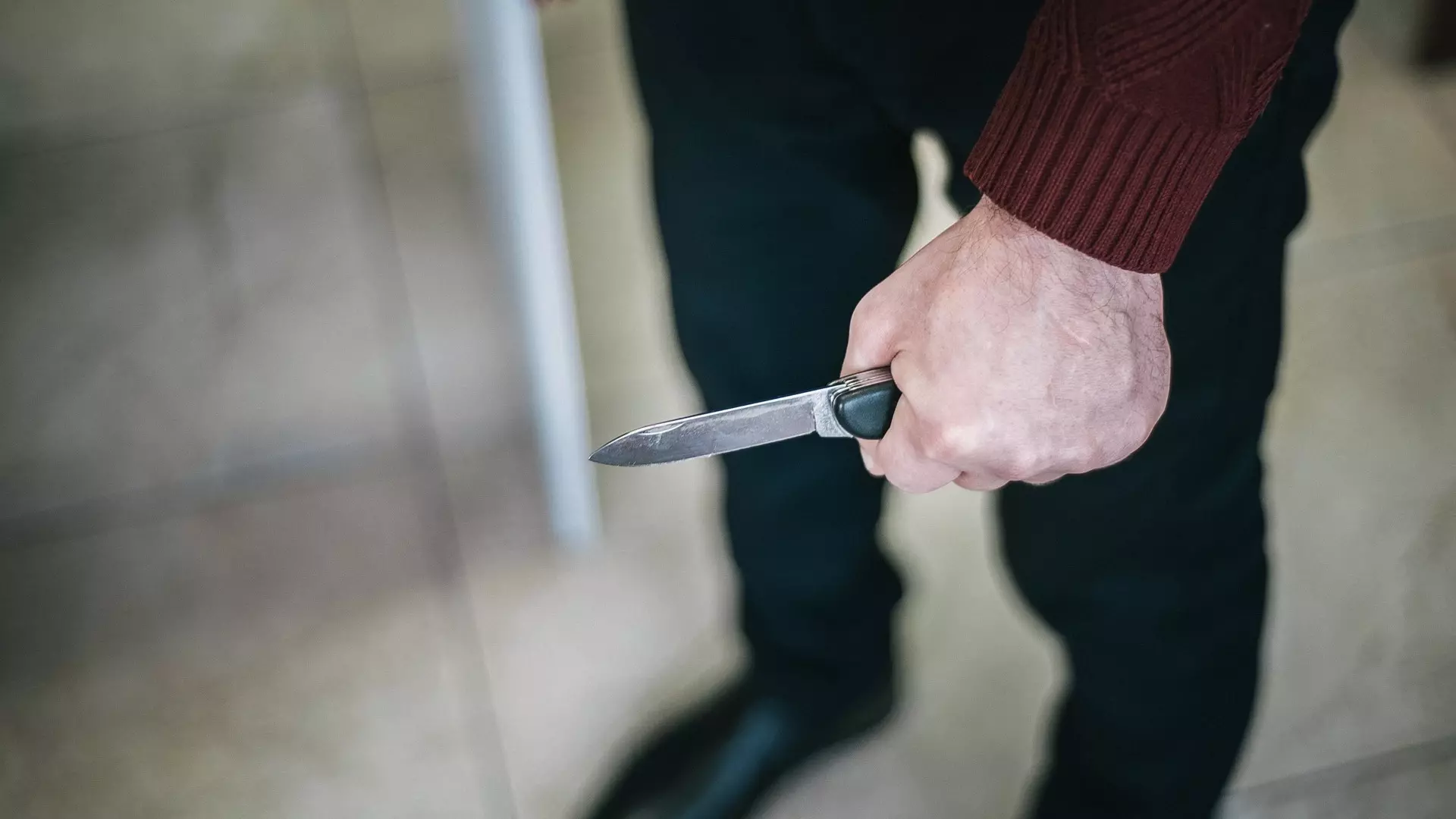 Неизвестный напал с ножом на школьницу в подъезде в Волгограде