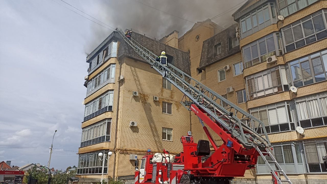 Пожарные тушат пожар в ЖК Бейкер Стрит в Волгограде