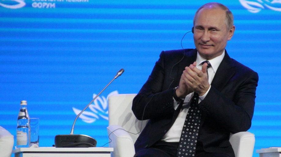 Владимир Путин поздравил волонтеров с их профессиональным праздником и отметил лучших