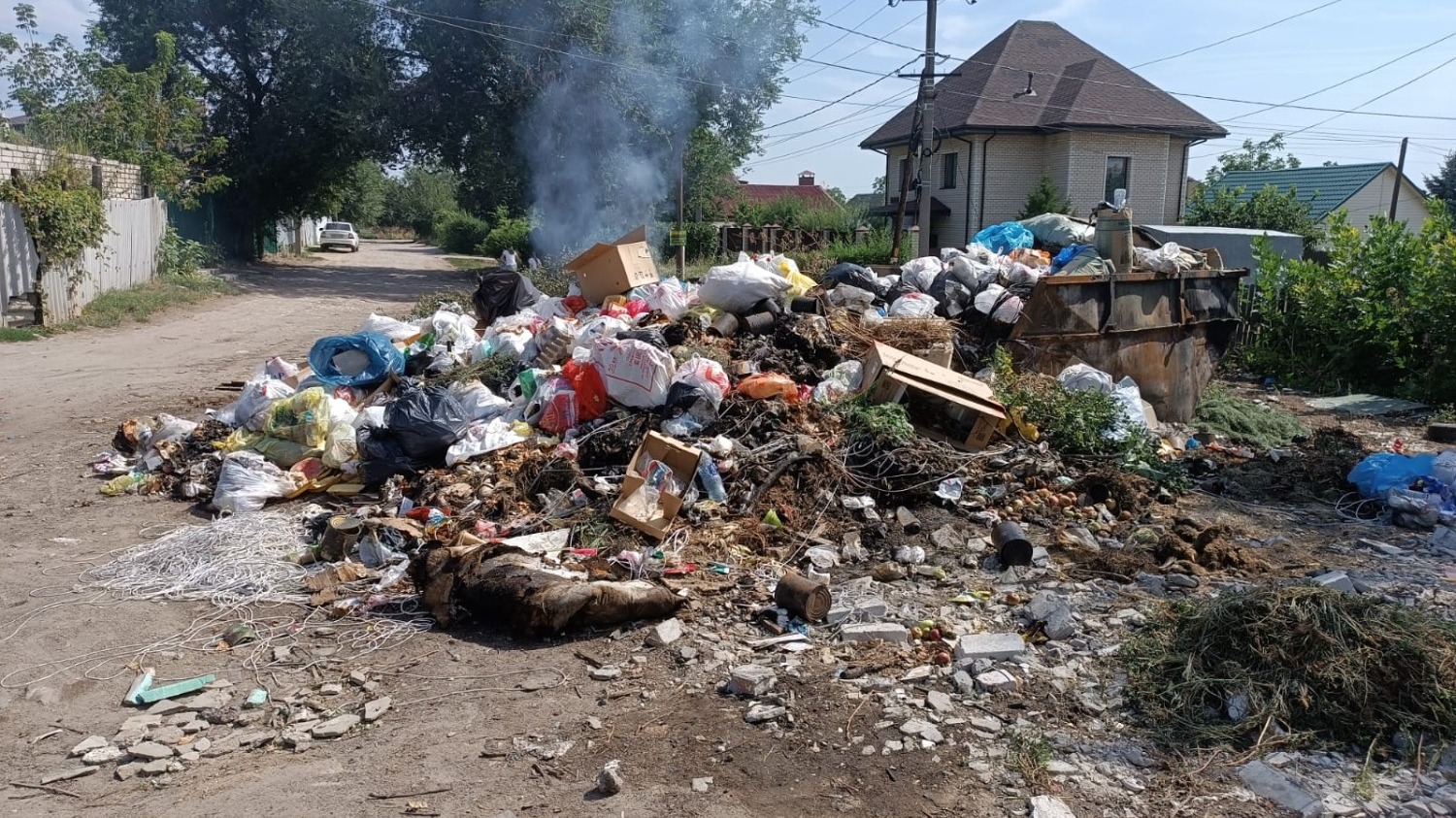 Третий день в частном секторе Волгограда загорается куча мусора 