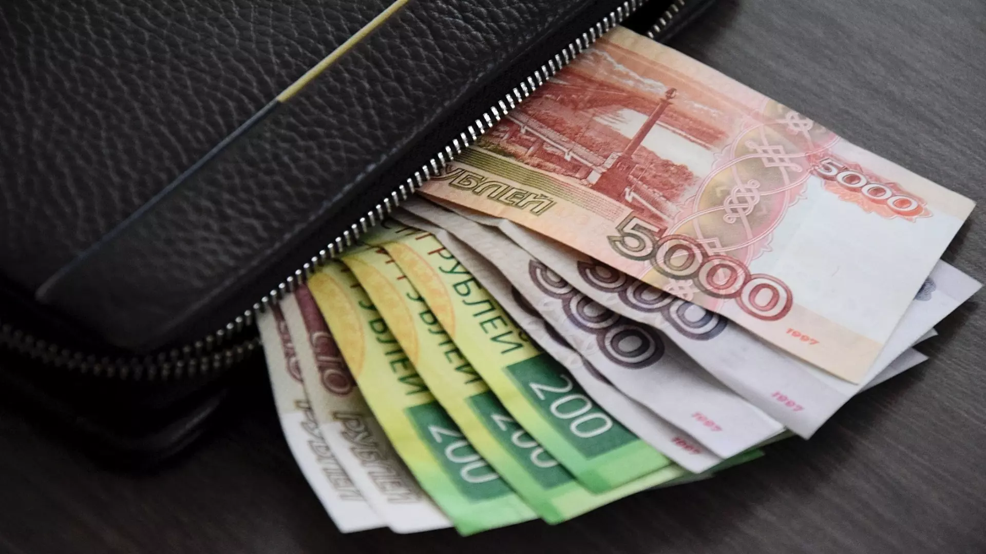 Волгоградцы хотят получать более 123 тысяч рублей в месяц