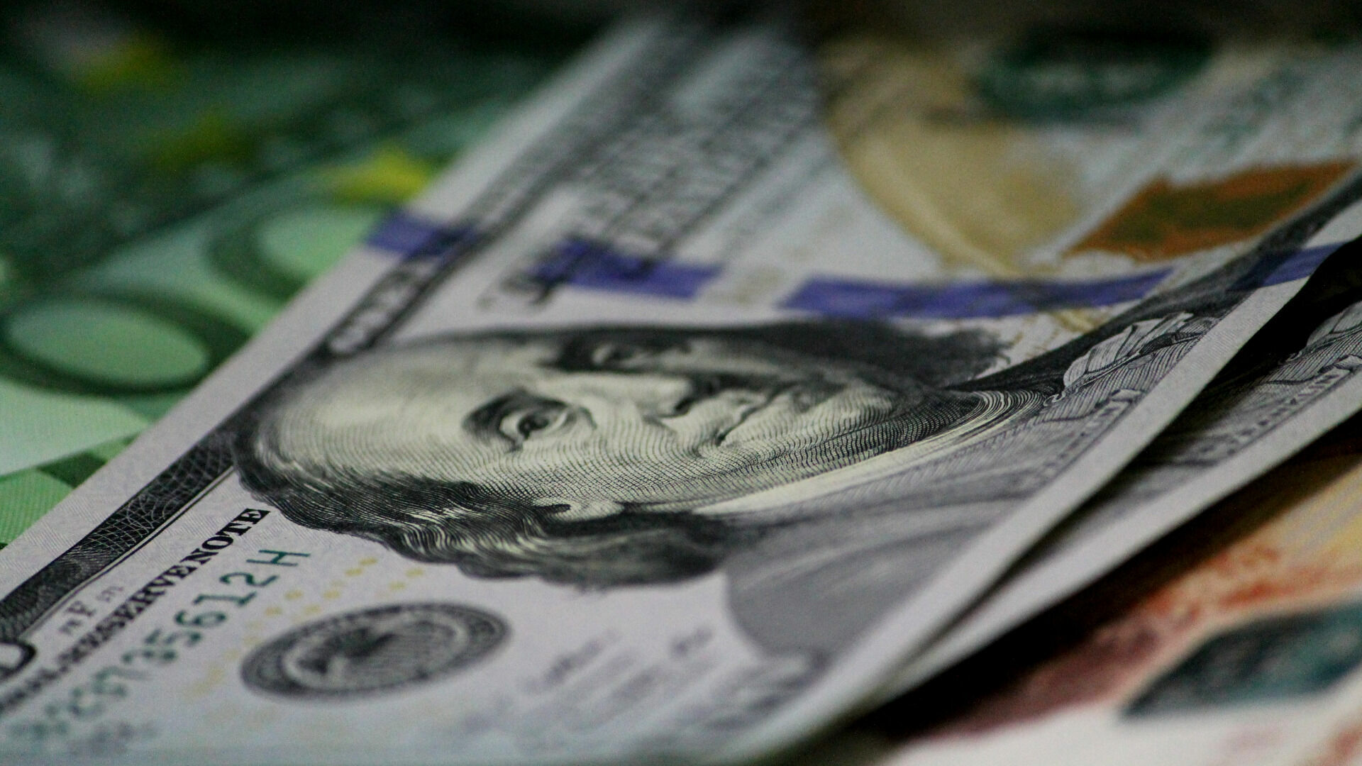 Растущий курс доллара достиг 79 рублей