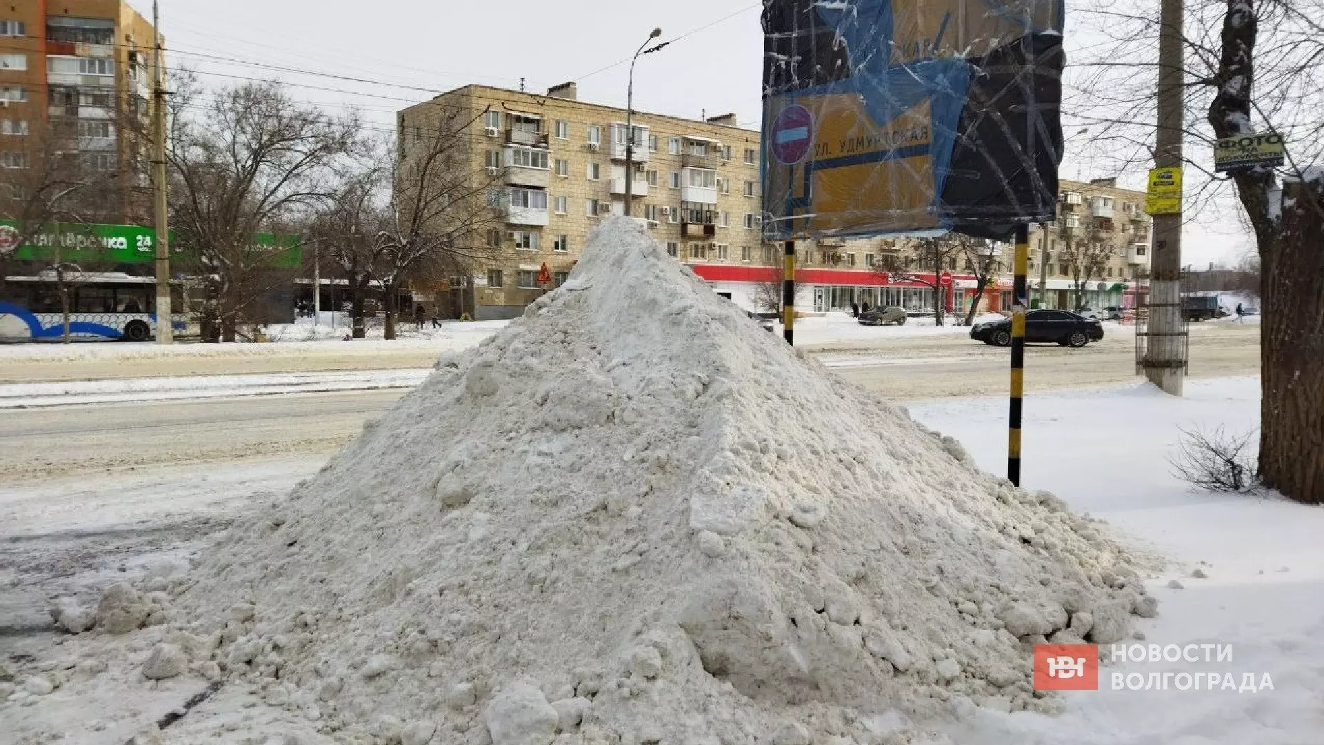 Горы снега в Волгограде принесли кучу проблем