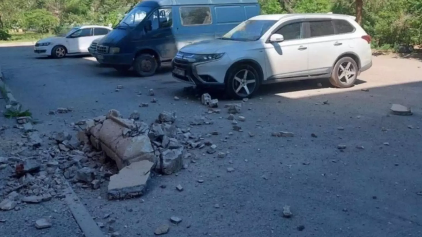 Гигантский кусок штукатурки рухнул со здания ФСБ на юге Волгограда