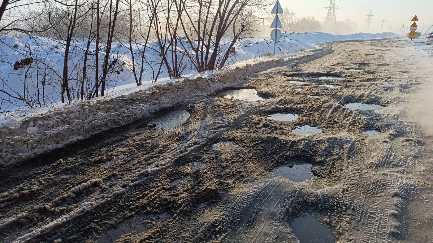 Дорогу на улице Гамзатова в Дзержинском районе даже дорогой назвать язык не поворачивается