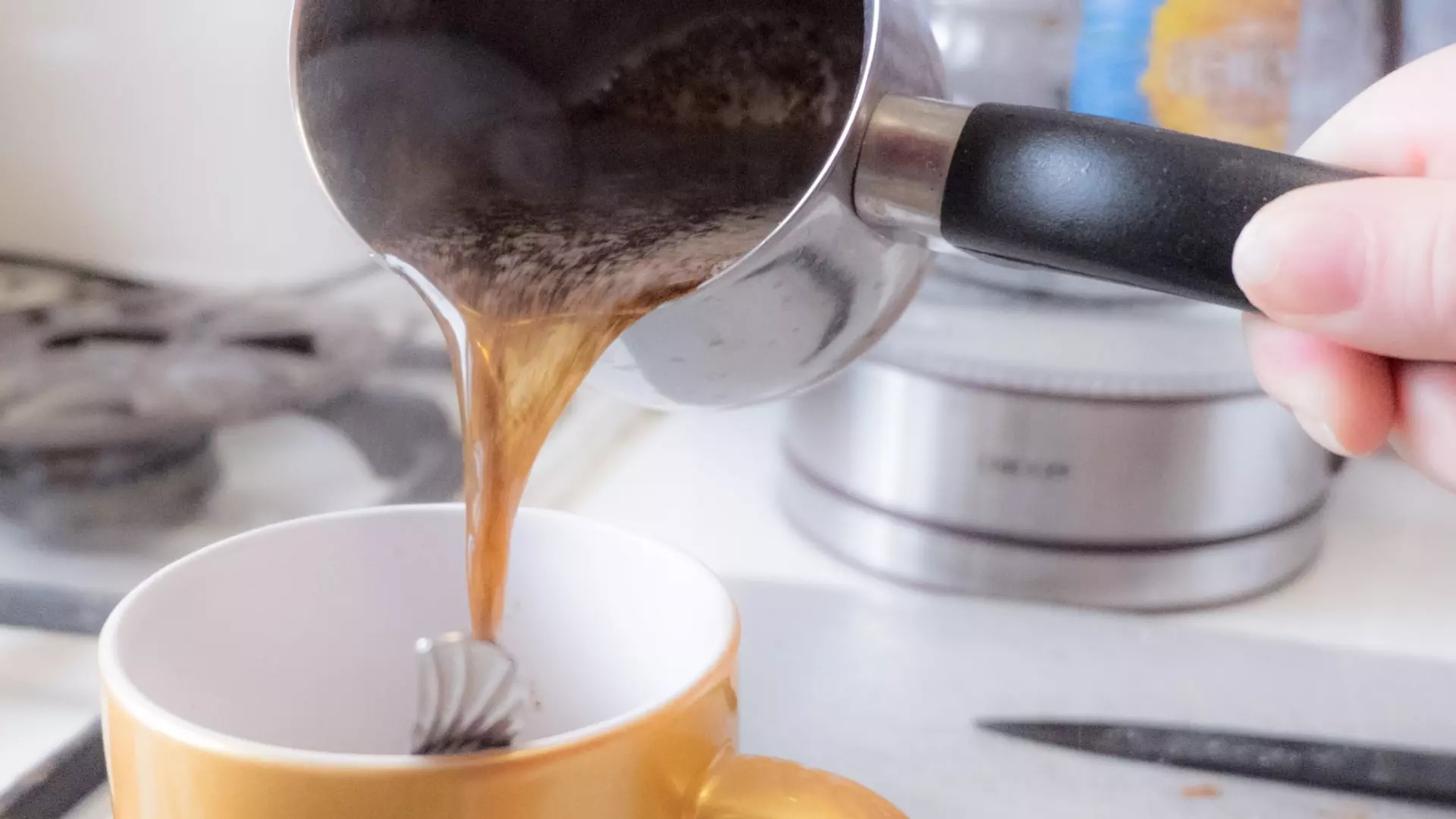 В волгоградской больнице спасают здоровье малыша, который вылил на себя кофе
