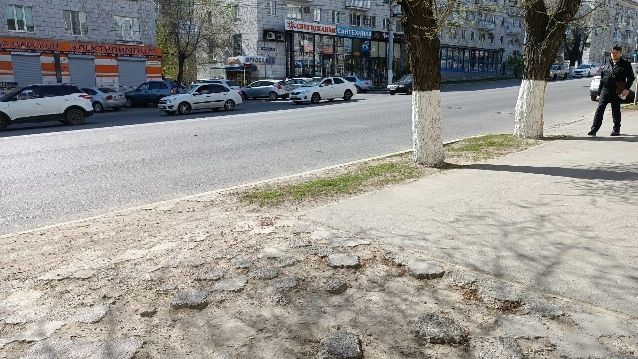 В таком состоянии плитка на улице Невской была месяц назад 