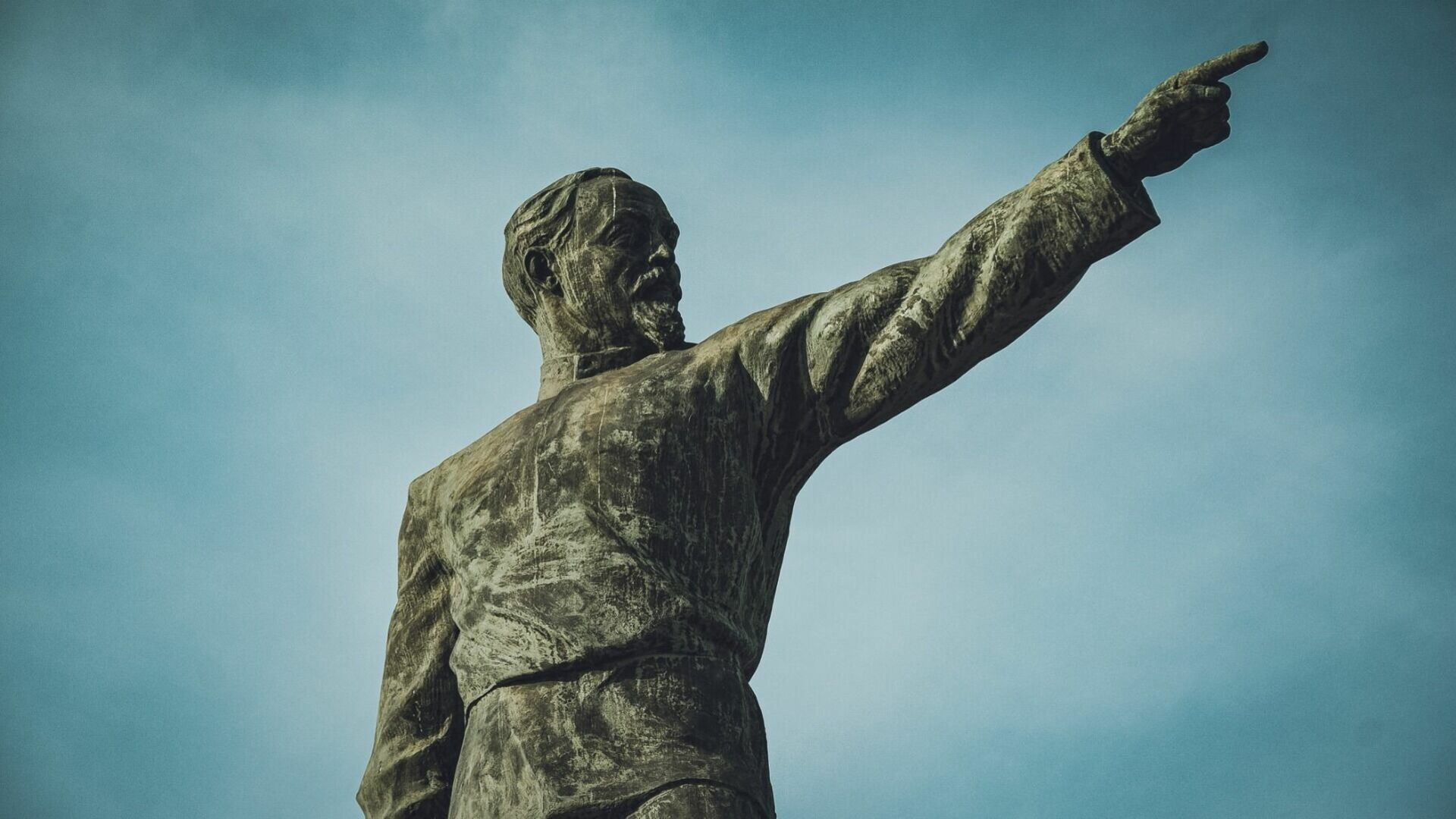 Памятник Феликсу Дзержинскому нужно очистить и покрыть защитным составом