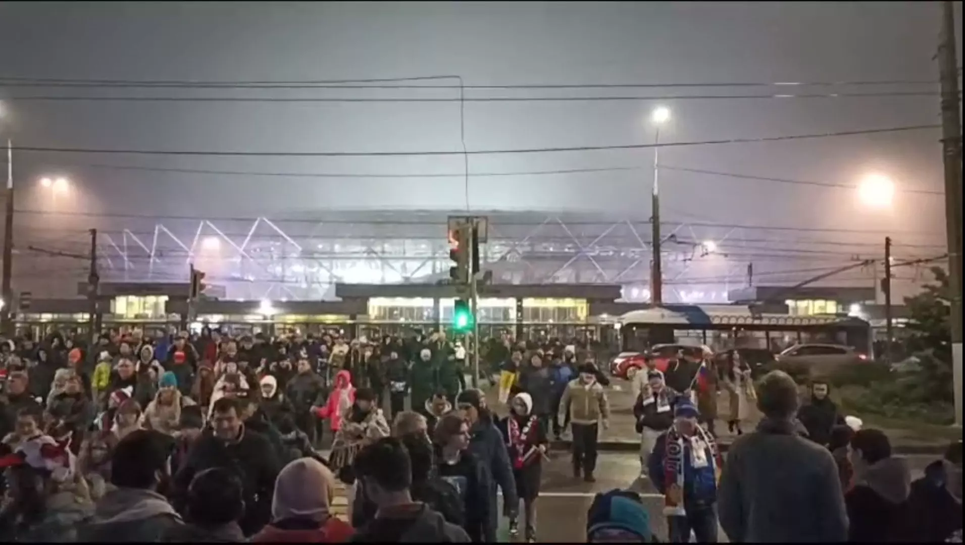 Тысячи болельщиков пытаются разъехаться по домам после матча в Волгограде