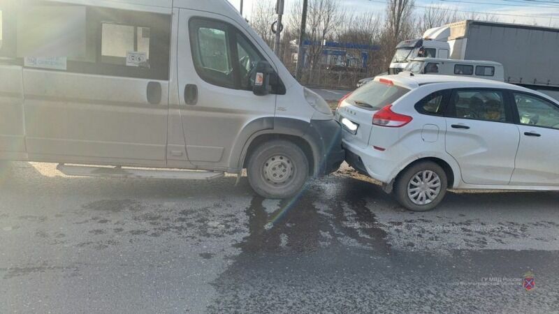Двое пассажиров пострадали после ДТП с маршруткой в Волгограде