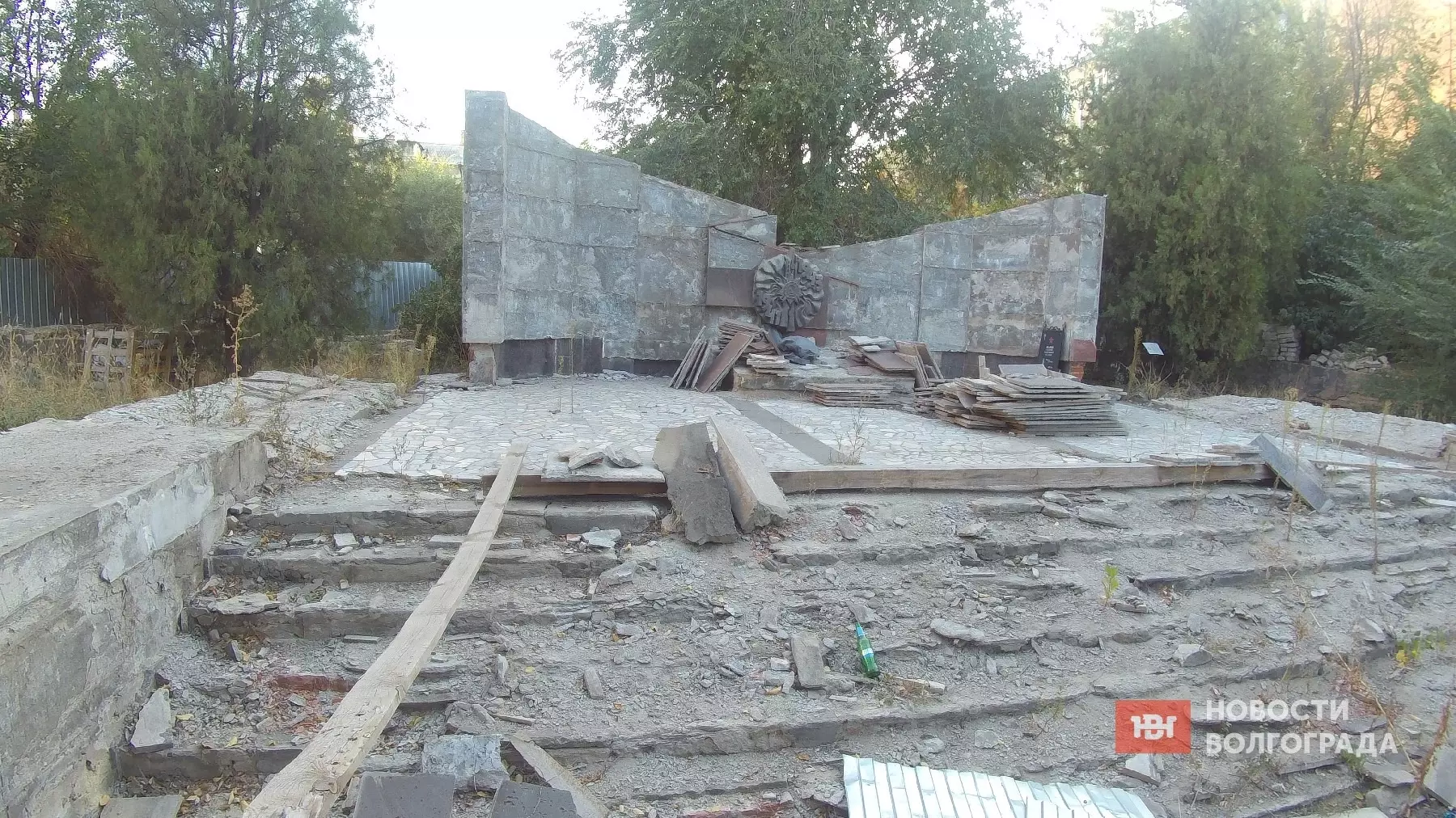 Недоделанная братская могила защитников Сталинграда поросла мусором в Волгограде