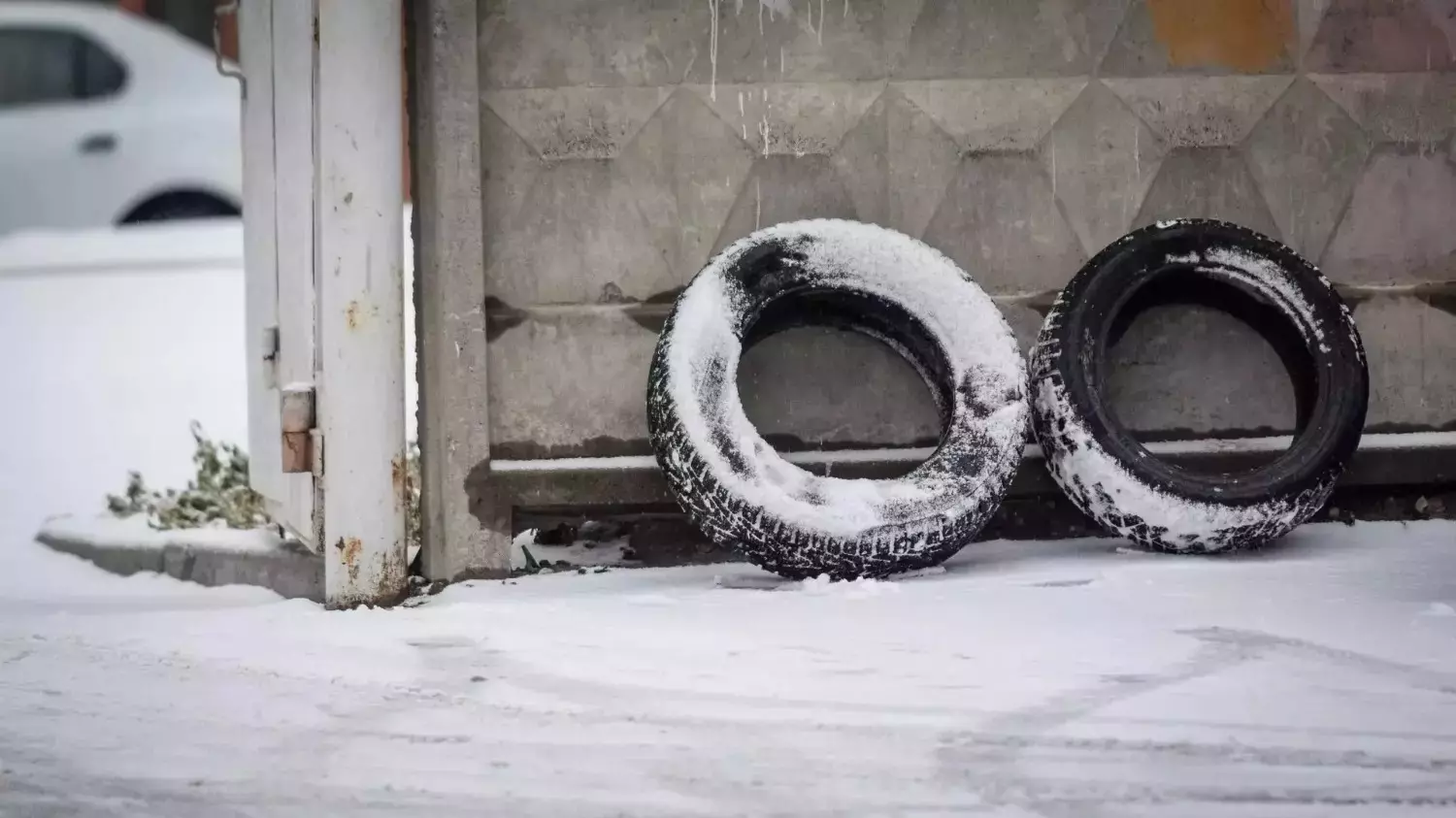 С 1 декабря 2023 года в России официально начали штрафовать за летние шины зимой