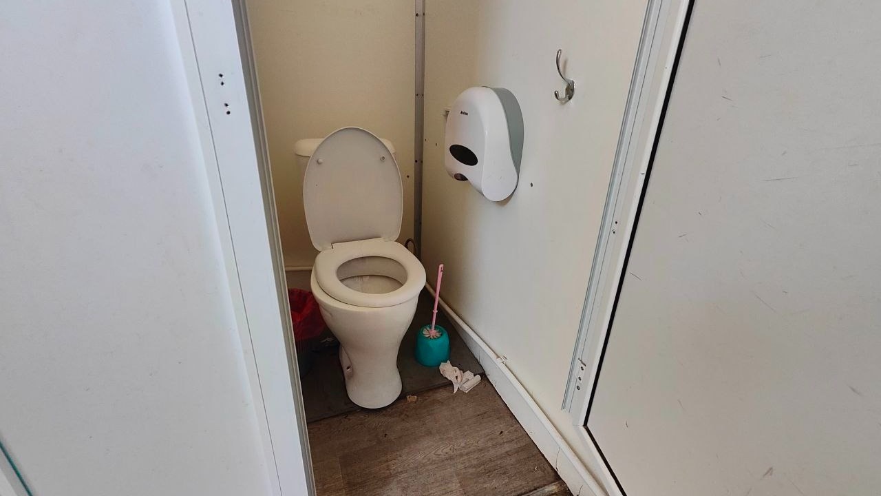 Туалет у памятника Хользунову заметно аккуратнее, но все еще весьма грязный