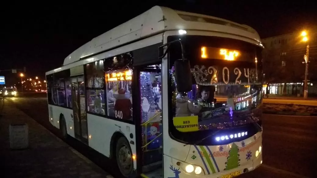 Новогоднее убранство автобусов в Волжском поражает пассажиров