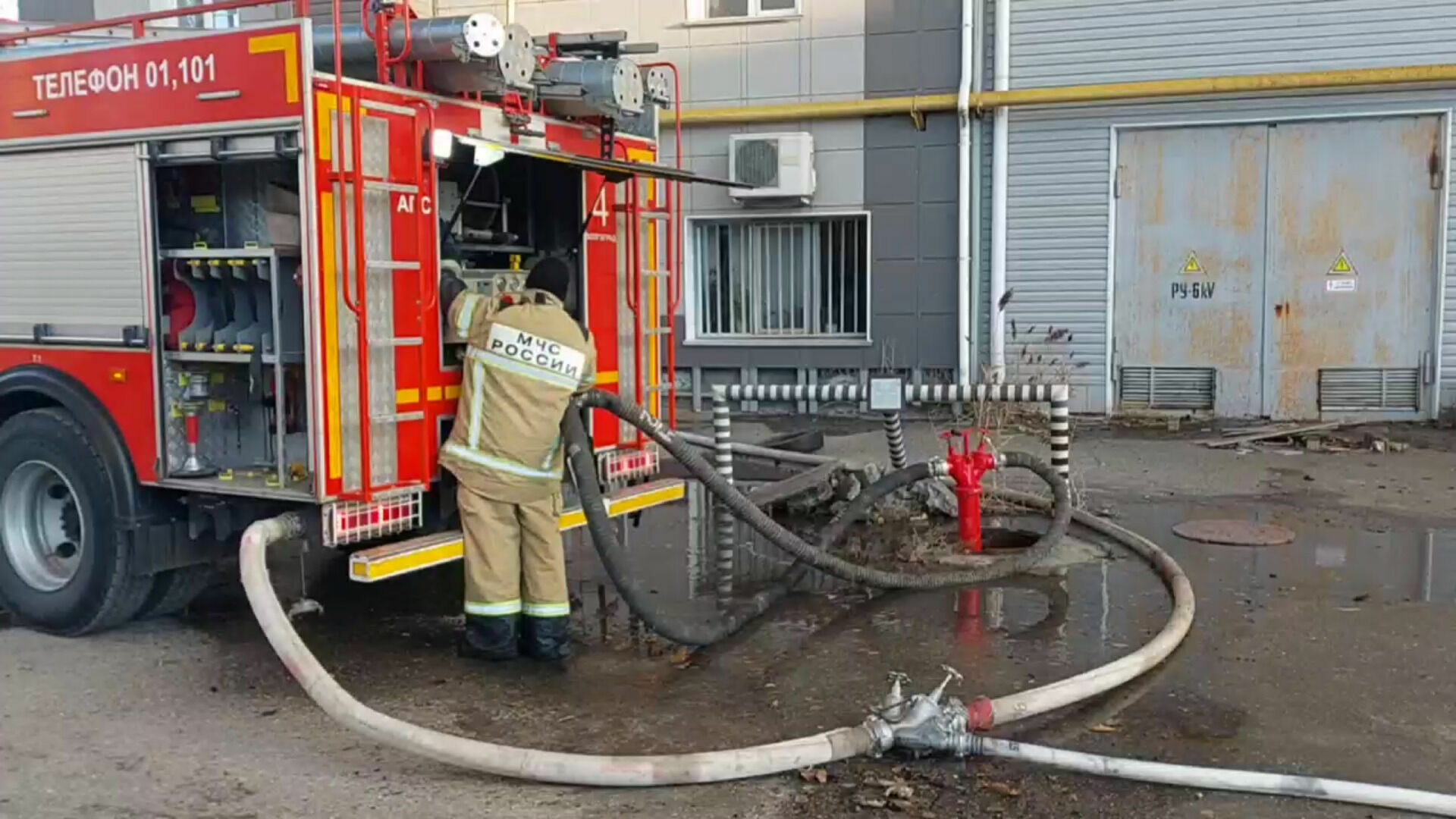 Пожарные ликвидировали возгорание на складе пластика в Волгограде