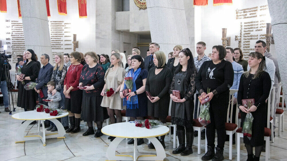 Родным погибших в СВО камышан передали награды в Волгограде