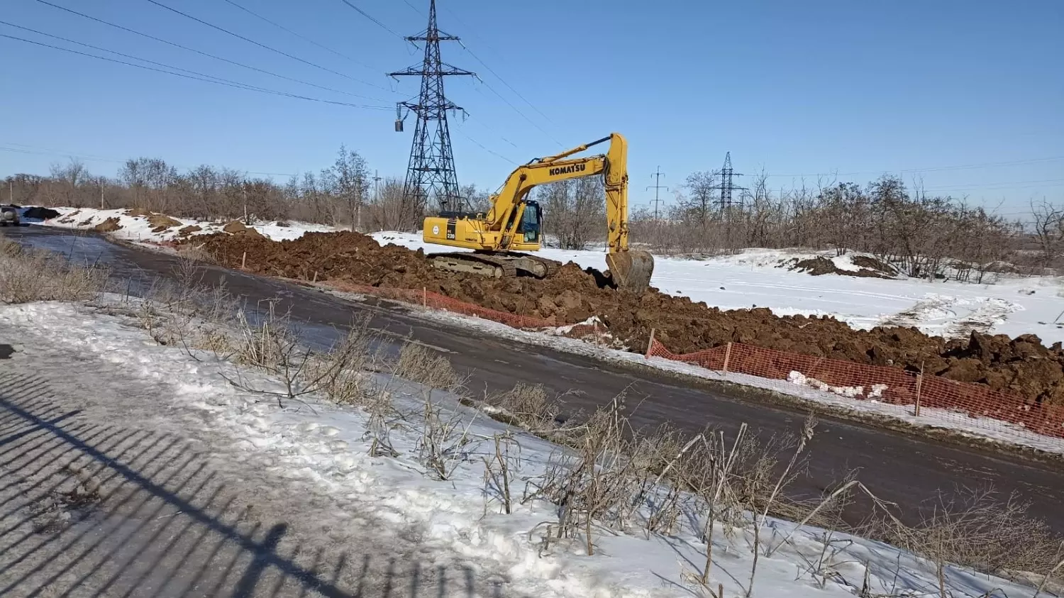 Рабочие уже готовят землю вдоль будущей дороги к устройству котлована