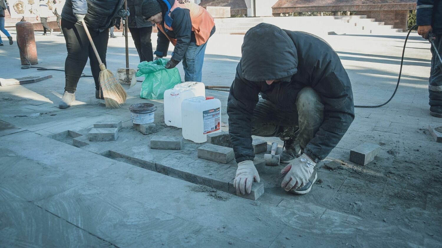 Еще утром 23 января рабочие завершали укладку тротуарной плитки на последнем участке.
