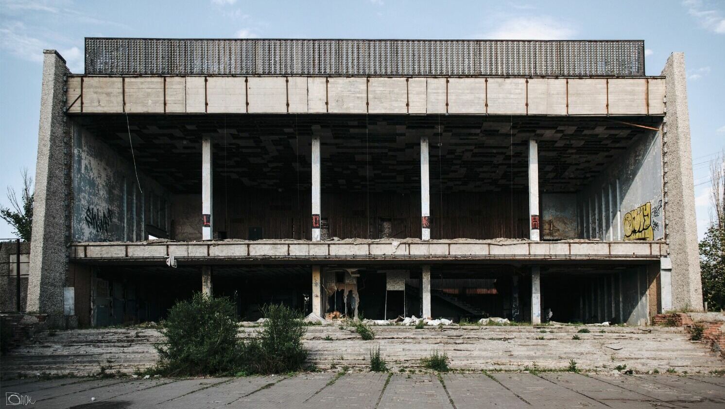 Одной из архитектурных доминант Красноармейского района выступает «благоухающая» руина кинотеатра «Юбилейный»