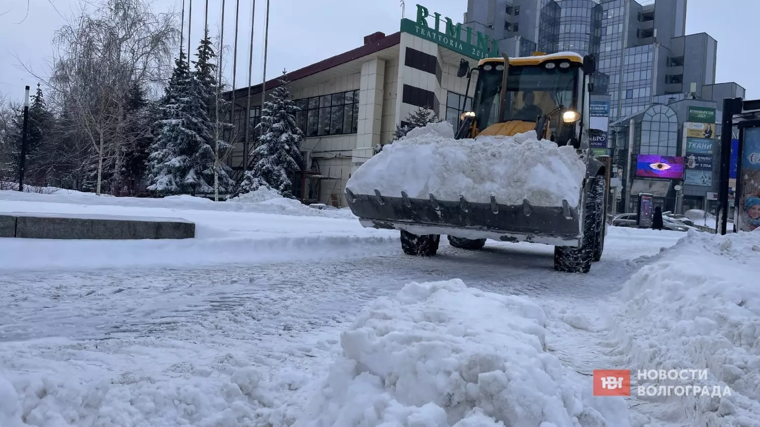Снежная каша сковала дороги в Волгограде