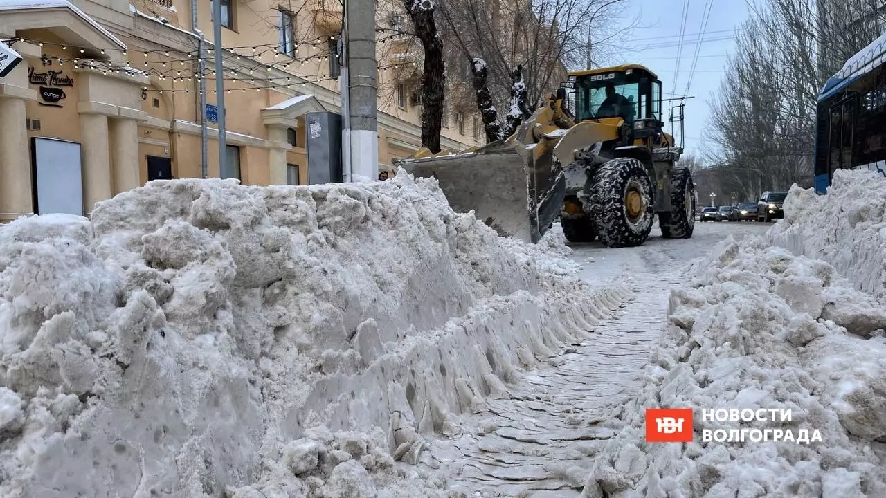 Уборка снега в центре Волгограда