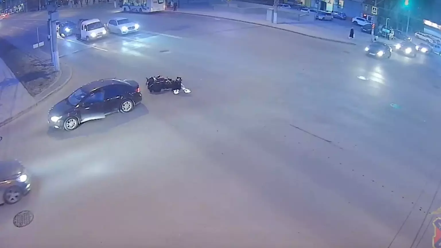 Сальто молодой пары с мотоцикла после ДТП попал на видео в Волгограде