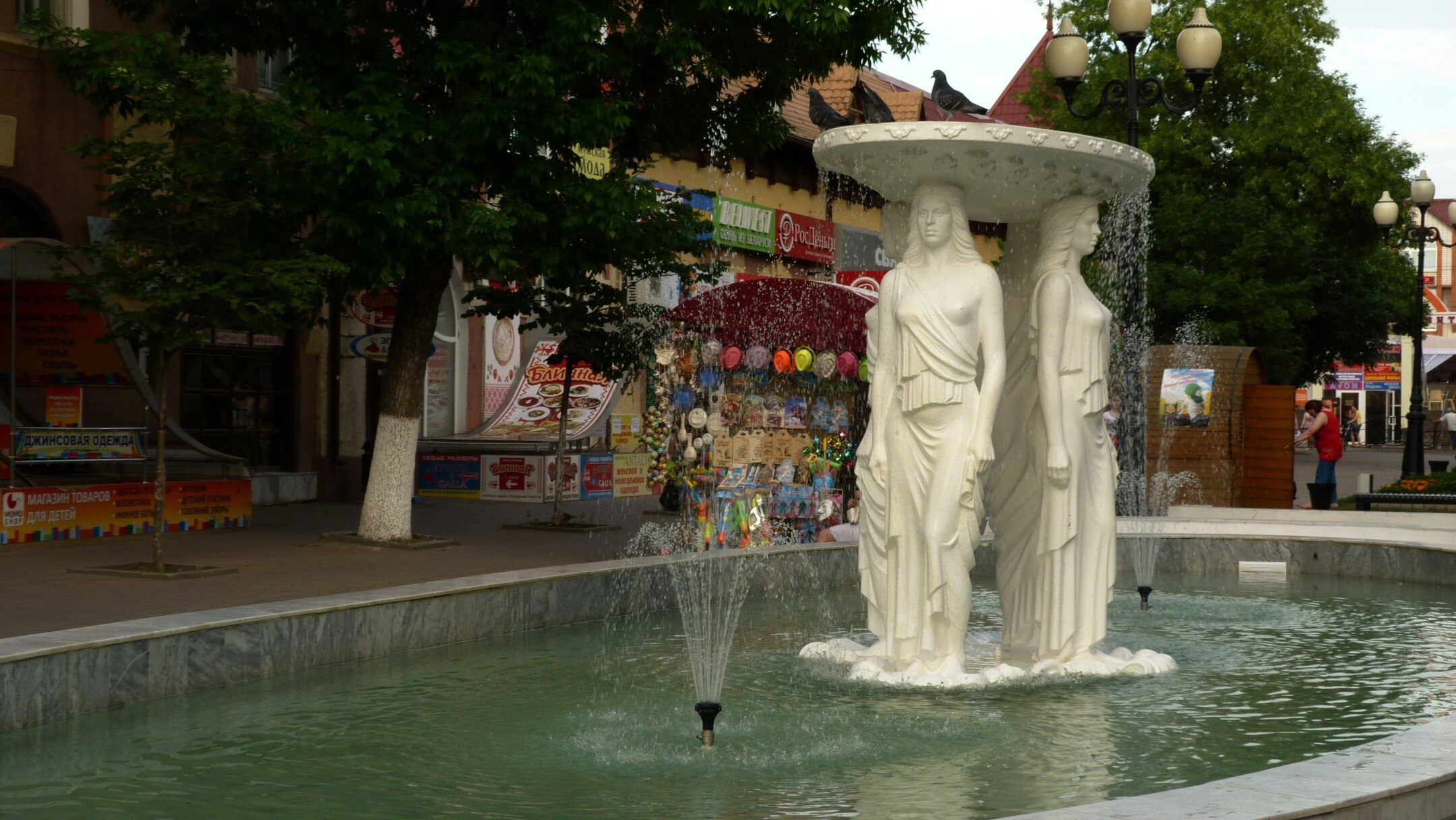 В центре Ейска много памятников и фонтанов