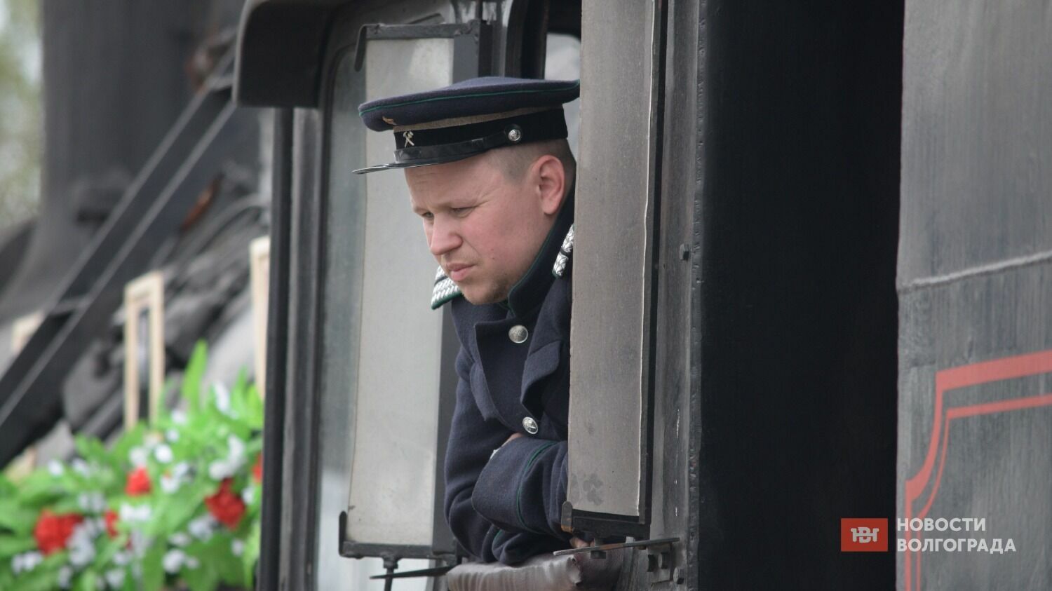 «Воинский эшелон» был сформирован из 2 паровозов и 6 платформ с техникой, применявшейся в период Сталинградской битвы.