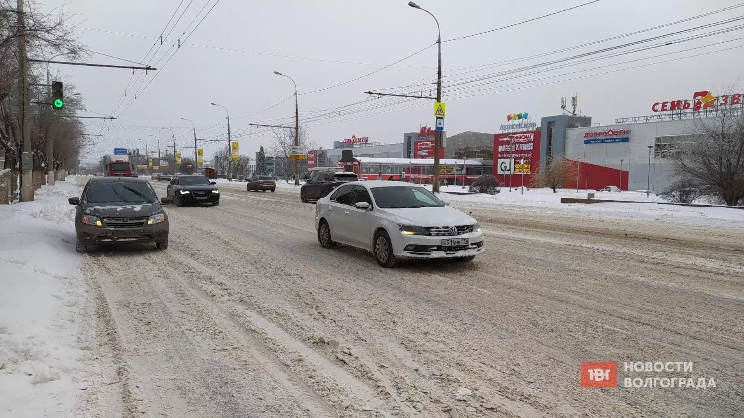 Проспект Ленина в Тракторозаводском районе однозначно чистили, хотя местами снег на дороге всё равно оставался