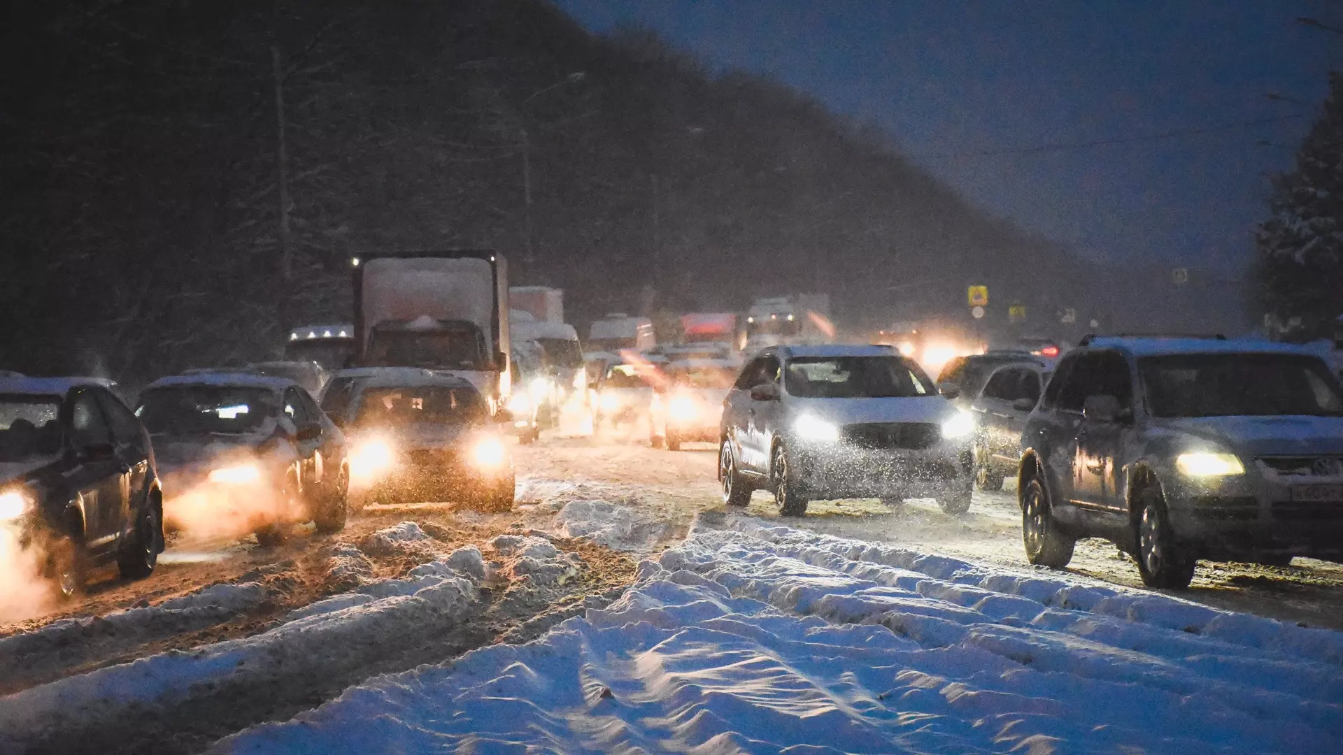 Саратовские трассы перекрыли из-за снега в Волгограде