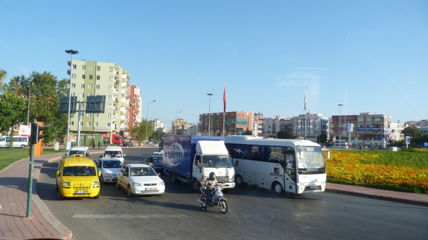 Автомобильные пробки на дорогах турецкой Антальи