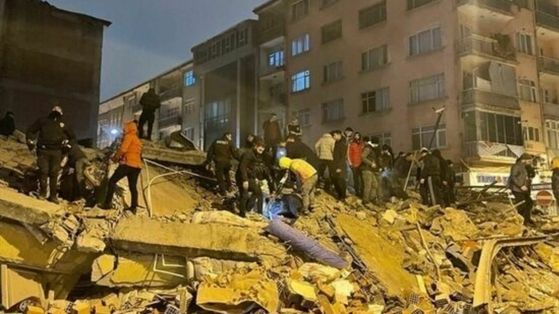 Число погибших от землетрясений в Турции возросло до 2921