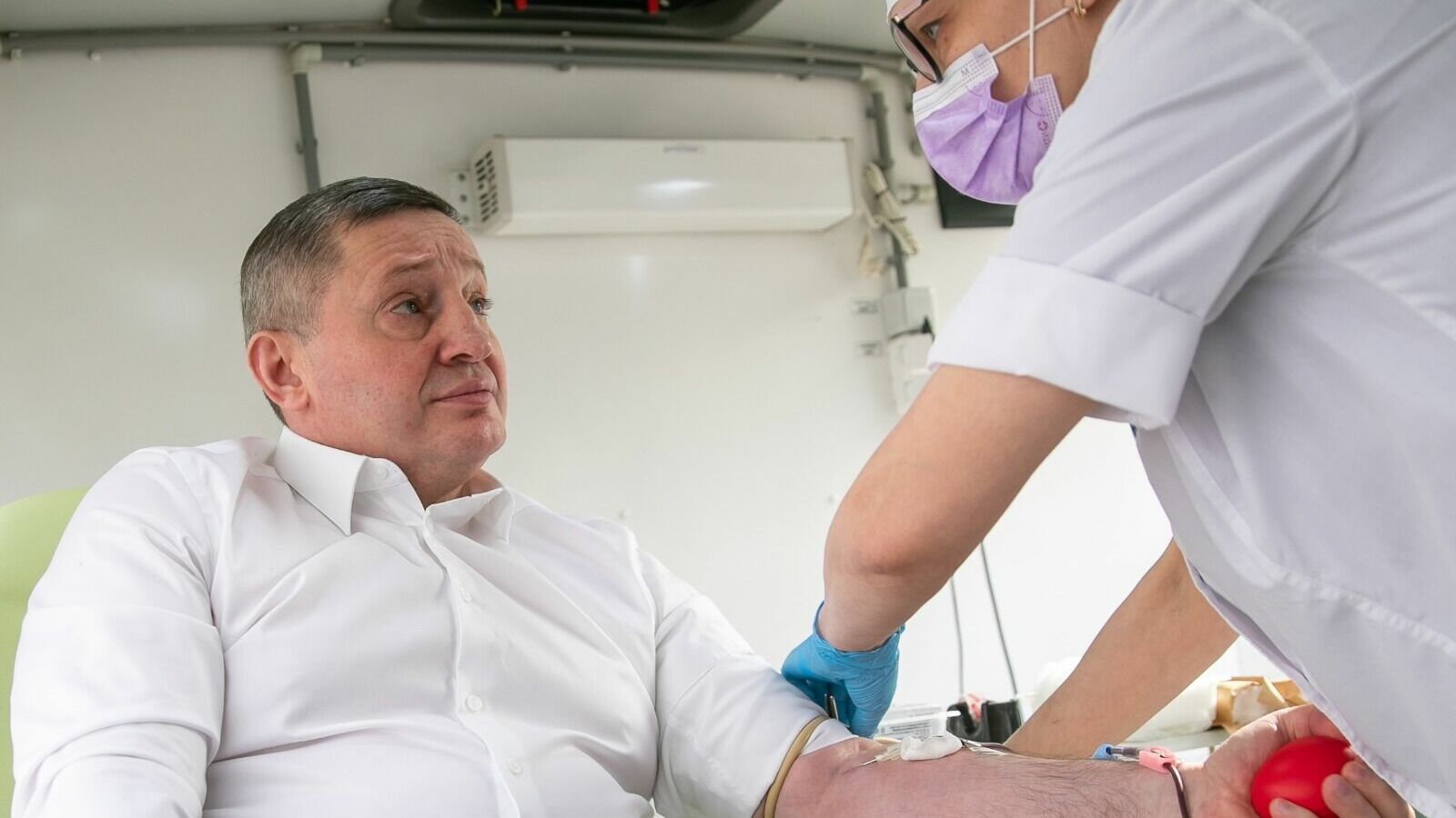 Андрей Бочаров сдал кровь для участников СВО