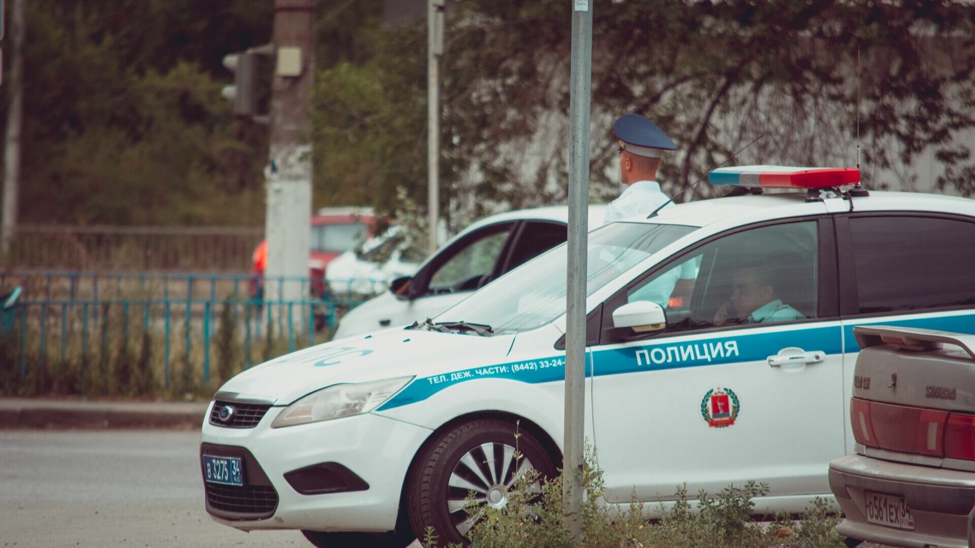 Водитель протащил инспектора ДПС по дороге под Волгоградом