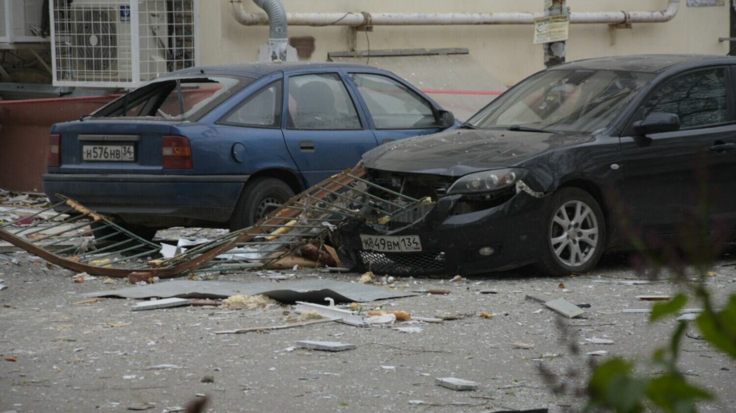 От взрыва пострадали соседние дома и припаркованные рядом автомобили