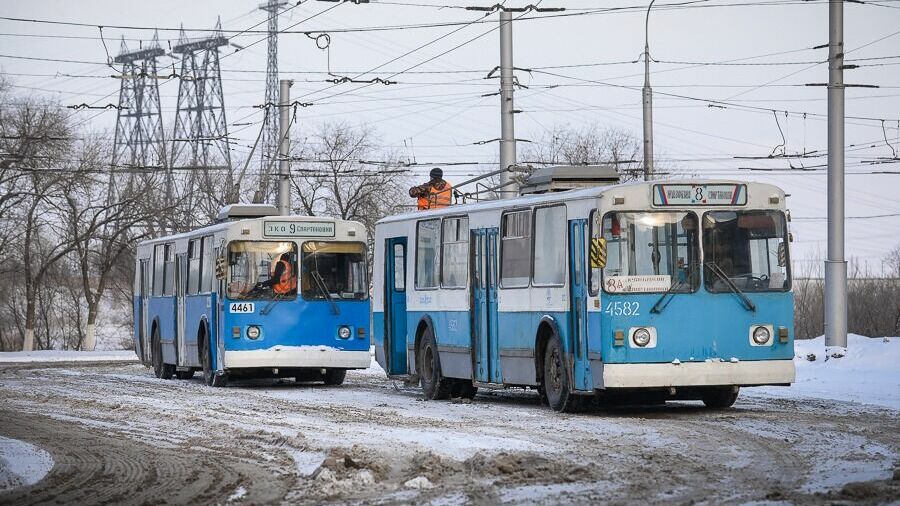 Троллейбус скатился в овраг на севере Волгограда