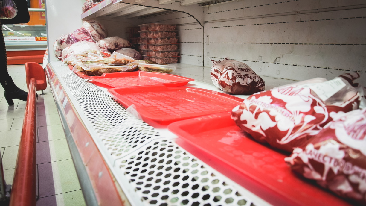 В волгоградском магазине обнаружили просроченную колбасу и сомнительное мясо