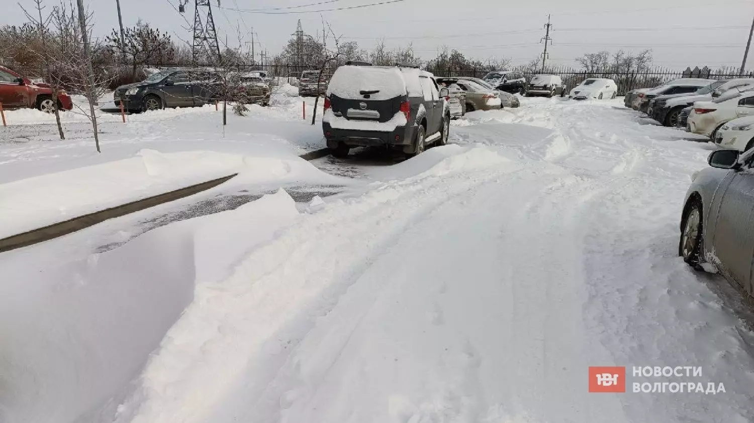 В некоторых дворах Дзержинского района снега намело по колено
