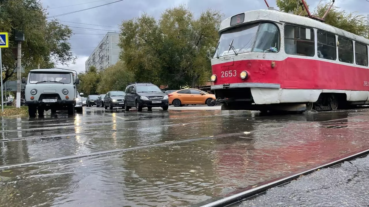 Трамвайные пути тоже оказались под водой