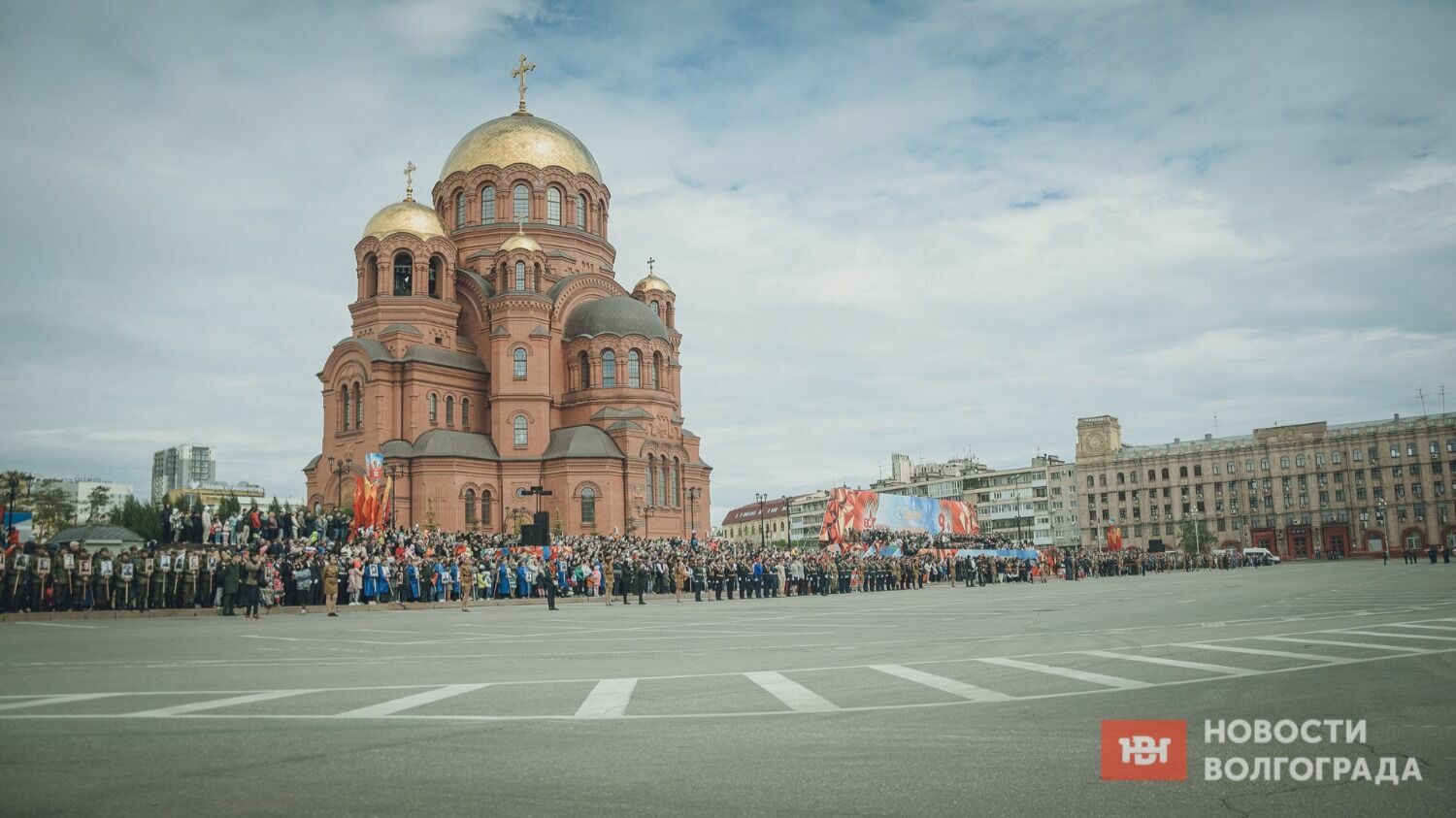 Площадь Павших Борцов в Волгограде была до отказу забита людьми.