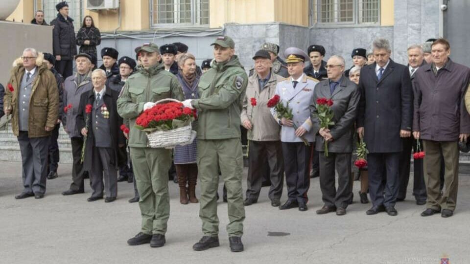 Полицейские Волгограда возложили цветы к монументу Солдатам правопорядка