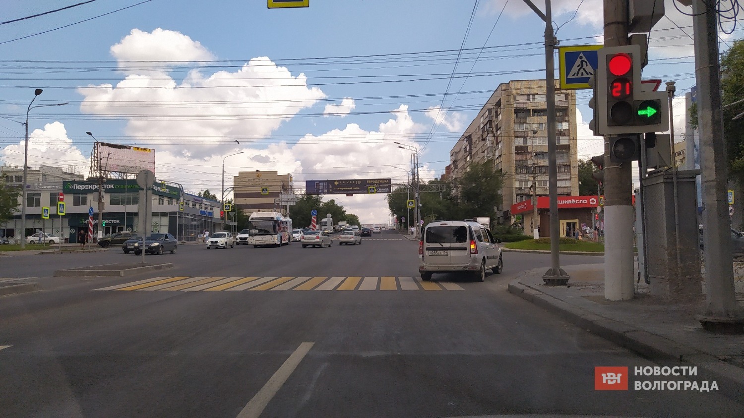 Улица имени Рокоссовского отделяет Дзержинский район Волгограда от Центрального