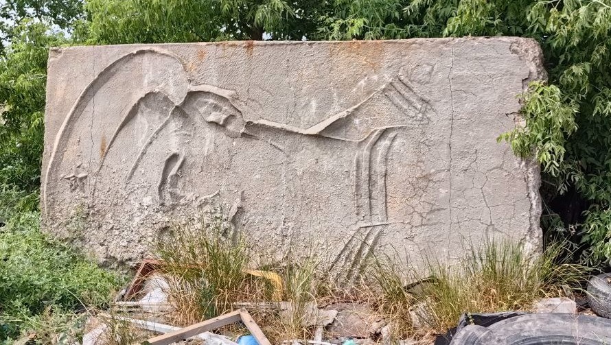 Стелы с барельефами героев нашли на пустыре в Волгограде
