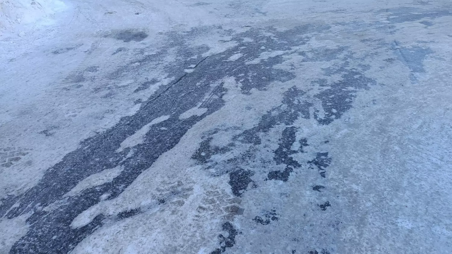 Лёд под снегом УК не могут даже элементарно посыпать песком
