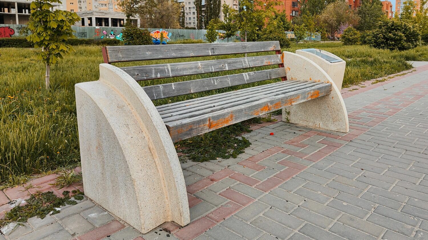 Четыре года хватило, чтобы парк "Юбилейный" в Волгограде начал разрушаться