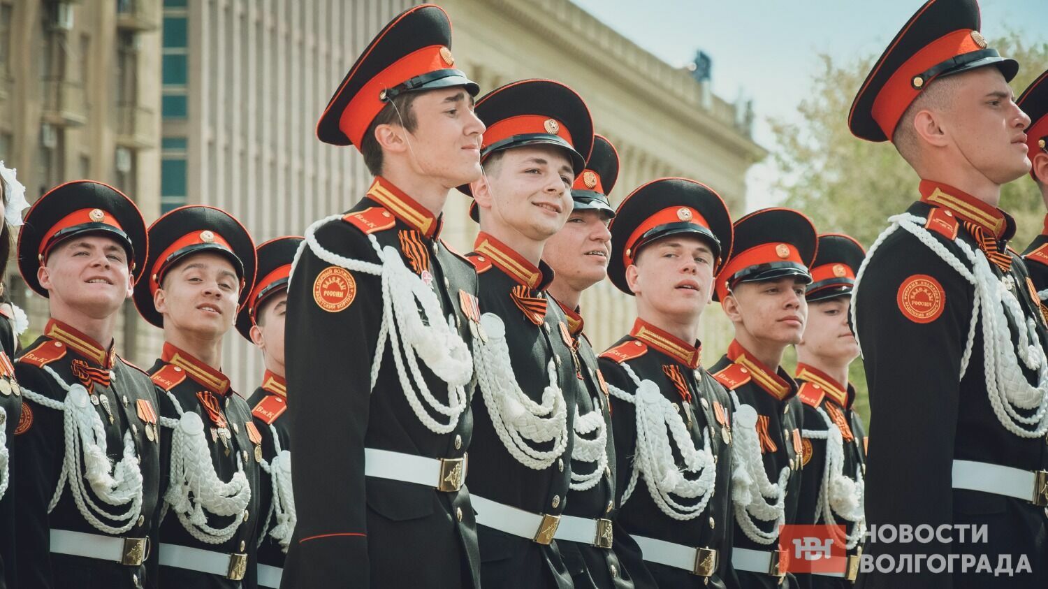 Военный парад - самое зрелищное мероприятие на День Победы в Волгограде.