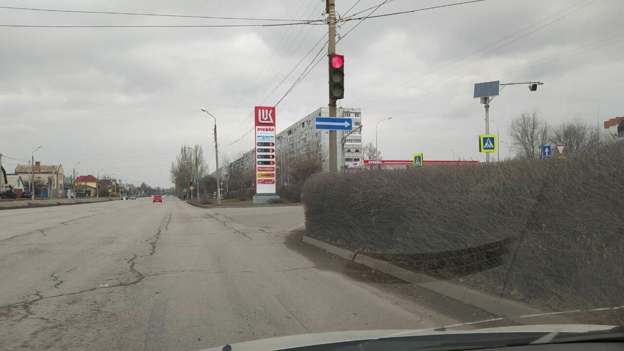 Светофор рухнул на проезжую часть в Волжском