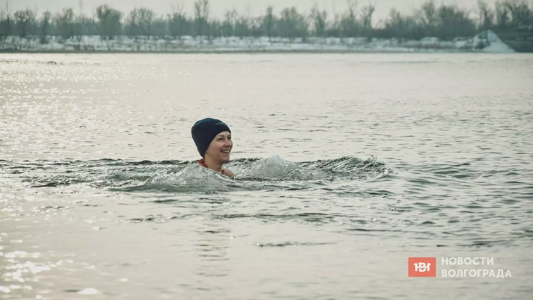 120 спортсменов готовятся к заплыву в ледяной воде в Волжском