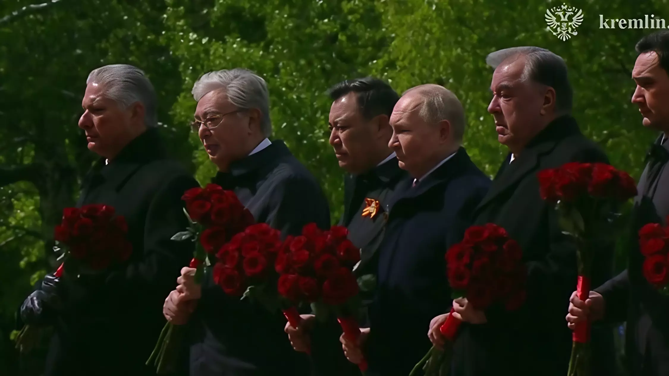 Владимир Путин с иностранными лидерами возложил цветы к Могиле Неизвестного солдата