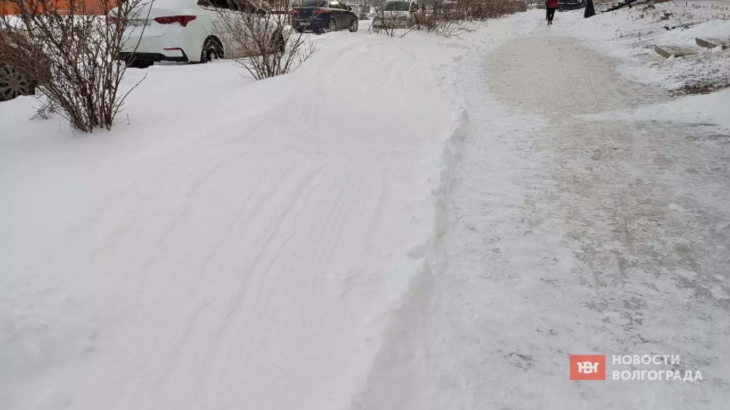 Снег и наледь под ним в Дзержинском районе